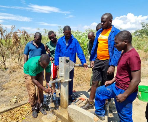 The maintenance team repair a broken borehole in Malawi The maintenance team repair a broken borehole in Malawi