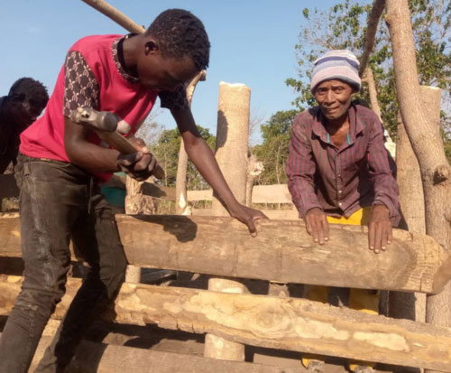 Mchaya Club build a pig house in Malawi
