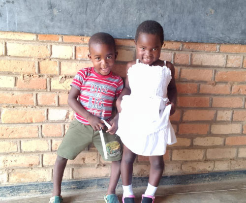 Levie and Ashley before their bow leg surgery in Malawi