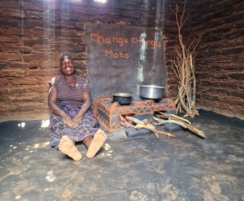 Nancy loves her Changu Changu Moto cookstove in Malawi