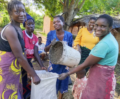Chiomba Women's Group bagging up the Mbeya manure